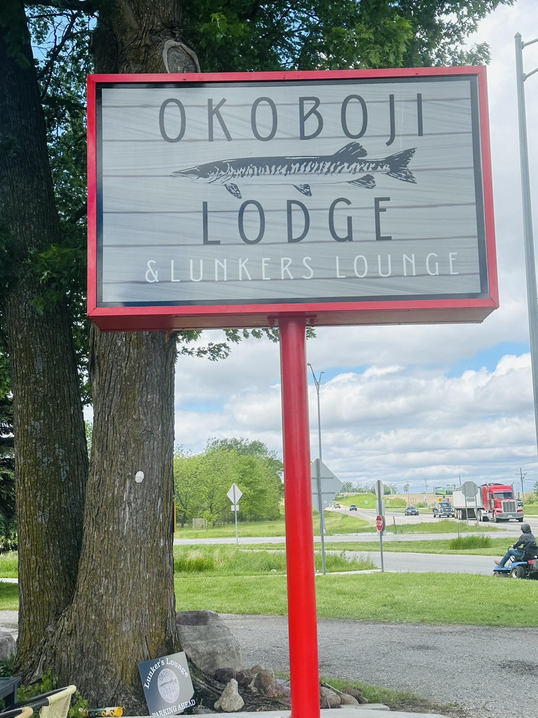 Okoboji Lodge & Lunker's Lounge sign