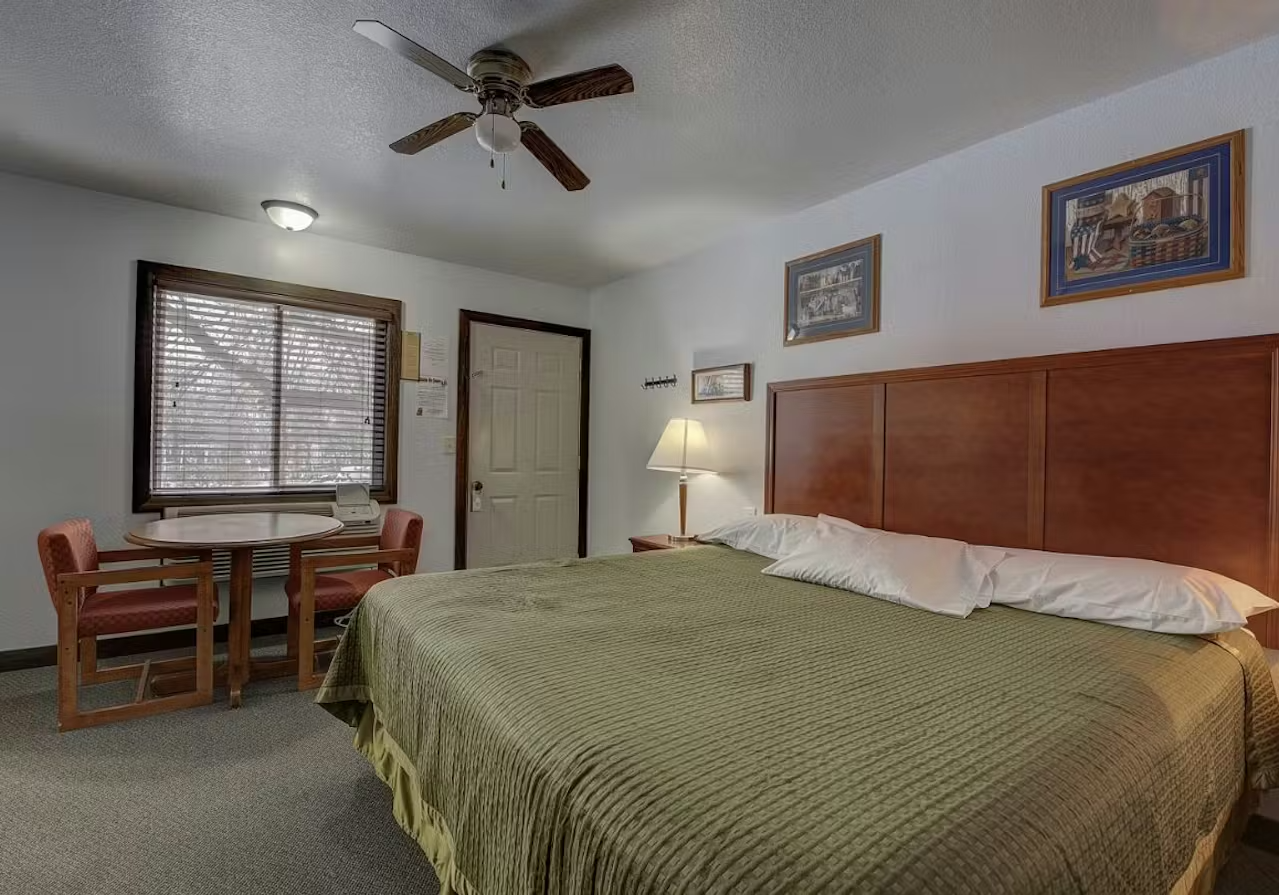 Single King room at Okoboji Lodge