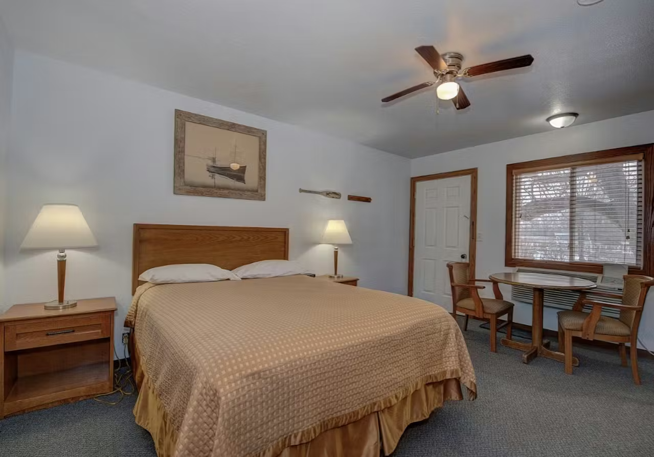 Single Queen room at Okoboji Lodge